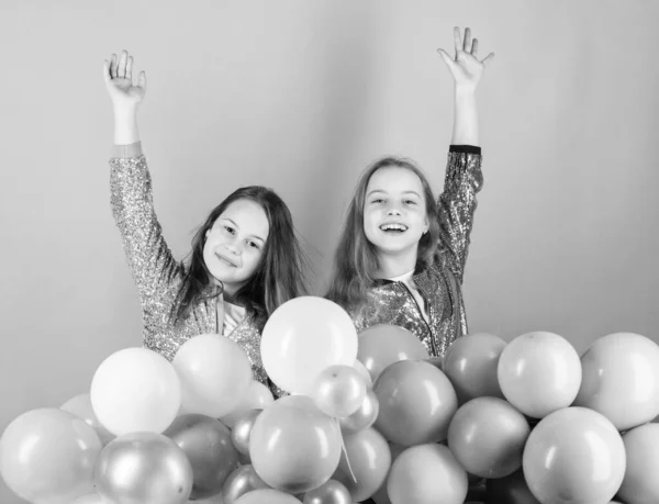 Las hermanas organizan una fiesta en casa. Tener un concepto divertido. Fiesta temática en globo. Niñas hermanos pequeños cerca de globos aéreos. Fiesta de cumpleaños. Felicidad y momentos alegres. Una infancia sin preocupaciones. Comienza esta fiesta —  Fotos de Stock