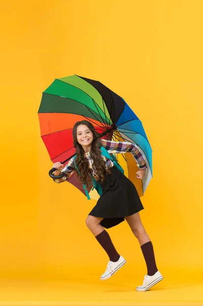 Vers la connaissance. Écolière avec sac à dos. Écolière vie quotidienne. Fille avec parapluie. Jour de pluie. Bonne enfance. Enfant écolière heureuse avec parapluie. Prévisions météo d'automne. Pluvieux septembre — Photo