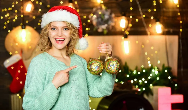 Vamos a isto. Uma mulher alegre. decorar a árvore de Natal. Uma rapariga de chapéu vermelho de Pai Natal. Feliz Ano Novo. preparação de Natal. férias de inverno decorações. Bola de decoração de ano novo — Fotografia de Stock