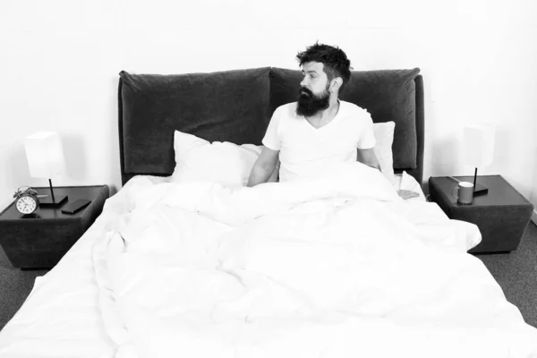 Mi sento calmo. energia e stanchezza. addormentato e sveglio. L'hipster barbuto dorme la mattina. brutale uomo assonnato in camera da letto. maschio maturo con barba in pigiama sul letto. Sentirsi calmo e confortevole — Foto Stock