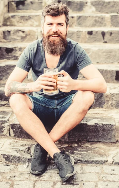 Weekendowy relaks. Dojrzały Hipster z brodą włosy picia piwa. brutalny mężczyzna potrzebuje orzeźwienia. Brodaty człowiek ze szklanką piwa na zewnątrz. napojów alkoholowych. Spędzanie czasu z najlepszymi przyjaciółmi — Zdjęcie stockowe