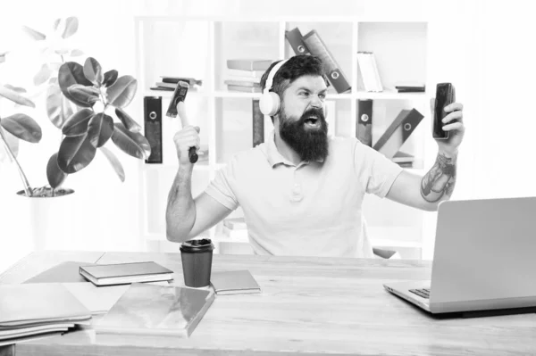 Das Ärgerlichste an der Arbeit im Callcenter. eingehende Anrufe. Nervige Kundenanrufe. Mann bärtiger Typ Kopfhörer Büro Schwinghammer auf Smartphone. verdorbene Kommunikation. Gescheiterte Mobilfunk-Verhandlungen — Stockfoto