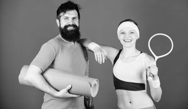 Uomo e donna con tappetino yoga e attrezzature sportive. Ragazza e ragazzo vivono una vita sana. Lezione di fitness. Mantenere quei muscoli flessibili. Un concetto di stile di vita sano. Esercizi di fitness. Allenamento e fitness — Foto Stock