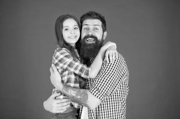 Tatlı sarılmak. Adam baba ve sevimli küçük kız kız kırmızı zemin üzerine sakallı. Babalar Günü'nü kutluyorlar. Aile değerleri kavramı. Aile bağları. Dostluk ilişkileri. Babası hippi ve kızı — Stok fotoğraf