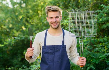 Barbekü zamanı. piknik malzemeleri. Hafta sonu dışarıda parti var. Açık havada et kızartmak için aletler. Mutfak konsepti. Şef bbq yemeği pişiriyor. Aile hafta sonu gezisi. Yaz pikniği. Man barbekü ızgarası