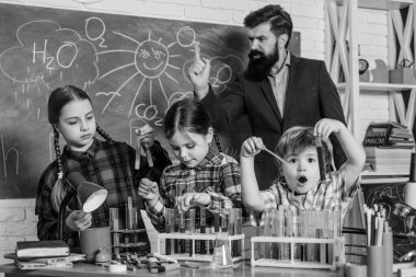 Atmosferi inceliyoruz. Laboratuvar Araştırması - Kimyasal test için bilimsel proje. Bilim ve eğitim. Kimya laboratuvarı. mutlu çocuk öğretmen. Okula geri dön. Okul kimya laboratuvarı