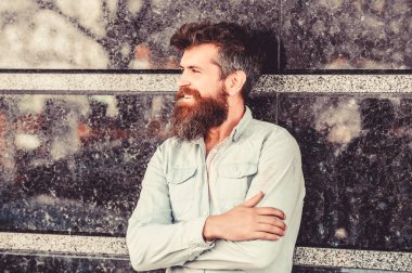 mükemmel tarzı ile acımasız erkek. Sakalı olgun hipster. Erkek moda ve güzellik. Sakallı adam açık. Sakal bakım ve berber dükkanı. gür saçlı sakallı adam. Özgür mutlu zaman. Sakallı ve şık