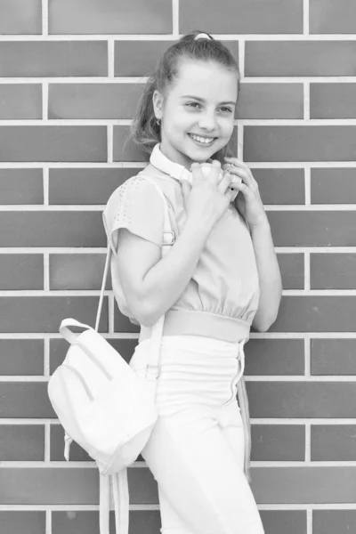 La música es la banda sonora de tu vida. Linda niña con auriculares para escuchar música. Niño pequeño disfrutando de la música. Adorable amante de la música —  Fotos de Stock