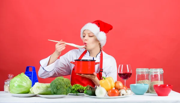 Eenvoudige ideeën voor kerstfeest. Gezonde kerstvakantie recepten. Vrouwelijke chef-kok santa hoed koken houden houten lepels. De beste kerstrecepten. Kerstdiner idee. Koken voor familie. Probeer de hoofdmaaltijd — Stockfoto