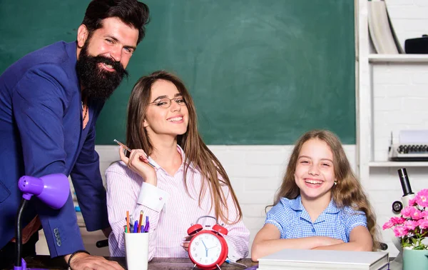 Leren plezier voor iedereen. Gelukkig gezin geniet ervan om samen te leren. Leeractiviteit voor kleine kinderen en ouders. Het ontwikkelen van vreugde voor het leren — Stockfoto