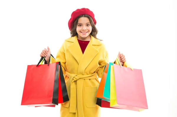 Sobrevivió el Viernes Negro. Feliz niño pequeño sostiene bolsas de la compra. Niña después de la venta del Viernes Negro. Disfruta de las compras del Viernes Negro. Viernes Negro ofertas y descuentos. Día de compras después de Acción de Gracias — Foto de Stock