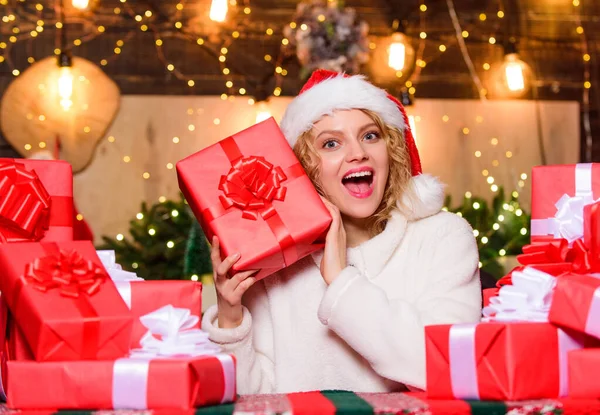 Ho Ho Ho Ho. felice anno nuovo. consegna regali di Natale. Una donna a Natale. vendite di Natale. Il concetto del giorno della boxe. vacanza invernale. Shopping di Capodanno. ragazza con scatola regalo di Natale. Cyber lunedì — Foto Stock