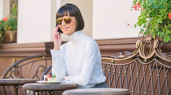 Menina senhora elegante com smartphone. Conceito de lazer. Mulher atraente morena elegante passar lazer café terraço fundo. Tempo agradável e lazer. Relaxa e pausa para o café. Chamada amigo — Fotografia de Stock