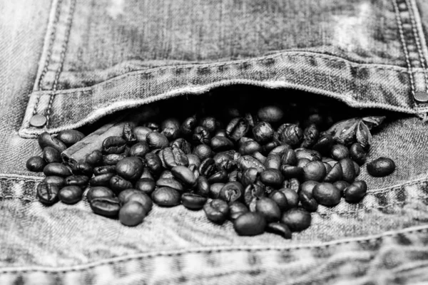 영감 과 에너지 충전을 위한 커피. 청바지 포켓에는 콩 과 향신료를 넣는다. 커피숍이나 가게. 커피 원두를 볶는다. 텍스처와 배경 개념. 갓 볶은 커피 — 스톡 사진