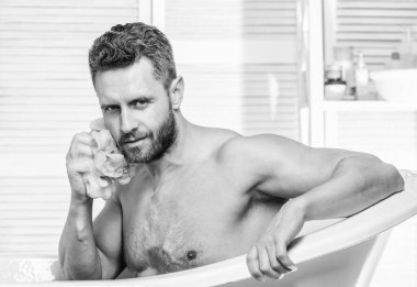 Parçaların gövdesini temizliyor. Hijyen konsepti. Banyo fiziksel egzersiz daha büyük etkisi ruh hali var. Adam sakallı hipster sünger temizleme cilt kullanın. Erkekler için duş jeli. Kişisel hijyen. Hijyene dikkat edin