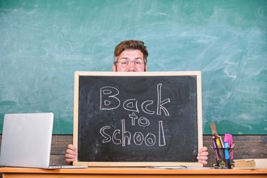 Hazır çalışma vardır. Öğretim yılı için hazırlayın. Öğretmen ya da okul müdürü Okul için yazıt ağırlamaktadır. Eğitimci Blackboard saklanıyor. Öğretmen Blackboard bakmak. Okul malzemeleri satın almak