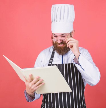 Çok ilginç. Diyet ve organik gıda, vitamin. Sakallı adam mutfakta yemek pişirir, mutfak. Sağlıklı yemek pişirme. Şapkalı şef adam. Gizli tat tarifi. Vejetaryen. Sakallı olgun şef