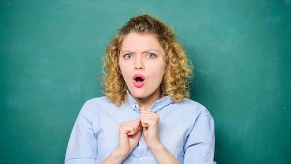 Professeur adorable dame irrité fond de tableau. L'enseignement est difficile et stressant. Fatigué de la stupidité. L'éducateur épuisé abandonne. Occupation stressante. Méthodes de réduction du stress. Travail stressant — Photo