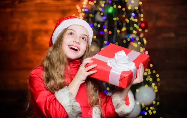 Хо Хо Хо. С Новым годом. Рождество. Торговая распродажа. Эльфийское дитя. Рождественское дерево. Праздничные. Маленькая девочка в красной шляпе. День покупок. Маленькая девочка Санта Клауса. Рождественские покупки — стоковое фото