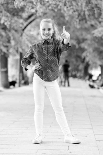 Bambino godere di passeggiata nel parco. Passeggiata nel fine settimana. Ragazza spensierata bambina. Ragazzo che cammina giorno di sole. Vacanze estive. Ragazzo emotivo in parco sfondo naturale. Affascinante ragazza alla moda nel parco — Foto Stock