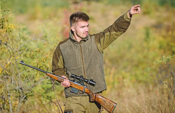 Muž brutální, Nevyholený, přírodní pozadí. Povolení k lovu. Hunterová drží pušku. Lov je brutální mužský koníček. Období lovu a lovu do pastí. Vousatý vážný lovec tráví čas na lovu — Stock fotografie