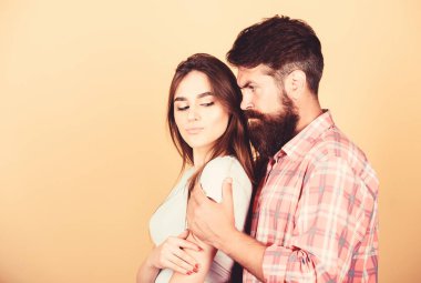 Erkek kucaklaşma güzel bir kadın. Aşk konsepti. Evliliği korumak için destek. Romantik coupe. Aşk hissi. Çok yakın. Esmer kız ile sakallı hipster sarılmak. Tutkusunu hisset. Hassas dokunuş. Aşık şehvetli çift