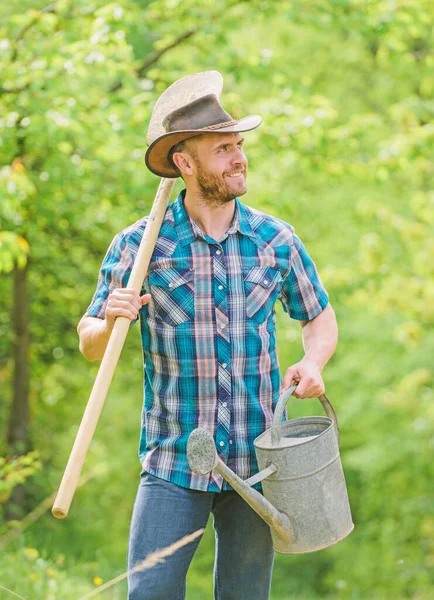 Agricultura e cultivo agrícola. Equipamento de jardim. Eco fazenda. Colheita. Homem do rancho musculado de chapéu de cowboy. Feliz Dia da Terra. Eco vida. agricultor sexy segurar pá e regar pode. Como o que fazes — Fotografia de Stock