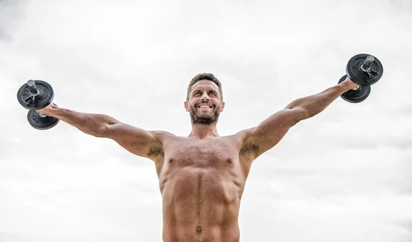 Puissance et équilibre. équipements de fitness et de sport. Homme musclé faisant de l'exercice le matin avec haltère. corps athlétique. Gymnase d'haltères. succès. Des biceps parfaits. homme sportif haltérophilie. stéroïdes — Photo