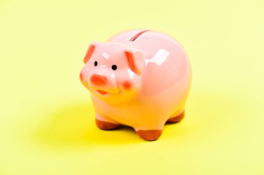 Finans ve yatırım bankası. Banka hesabı. Finansal eğitim. Domuz kumbarası tapılası pembe domuz. Muhasebe ve aile bütçesi. Kumbaranın para biriktirme sembolü. Paran için daha fazla fikir.