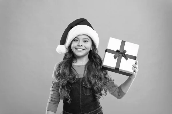 Yeni yıl partisi. Noel Baba çocuğu. Noel Baba şapkalı küçük kız. Xmas için hediye. Çocukluk. İyi tatiller. Küçük kız. Noel alışverişi. Noel Baba için. mavi arkaplan. — Stok fotoğraf