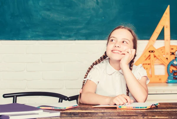 Gelukkig dromer. terug naar school. toekomstig succes is studeren. digitale tijdperk met moderne technologie. klein meisje studeren met op school. Formeel informeel en niet-formeel onderwijs. klein kind in klaslokaal — Stockfoto