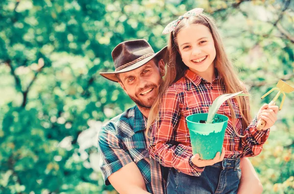 Family farm. agriculture. spring village country. ecology environment. soils and fertilizers. little girl and happy dad. earth day. new life. father and daughter on ranch. Taking good care of plants — Stock Photo, Image