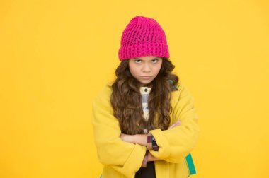 Okuldan nefret ediyorum. Sarı arka planda mutsuz bir çocuk. Sevimli küçük çocuk resmi okul üniforması giyiyor. Sonbahar modasında uzun kıvırcık saçlı sevimli küçük bir kız. Çocuk okula hayır diyor.