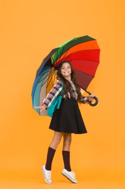 Yağmurlu bir Eylül. Bilgiye doğru. Sırt çantalı kız öğrenci. Günlük okul kızı hayatı. Şemsiyeli kız. Yağmurlu bir gün. Mutlu bir çocukluk. Şemsiyeli mutlu kız öğrenci. Sonbahar hava tahmini