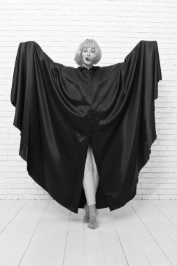 Gerçekten eğlenceli bir parti kızı olmak. Eğlenceli kadın beyaz Brickwall deli bakmak ile eğlenin. Eğlenceli için sarı saç peruk ve siyah toga giyen şehvetli kadın. Eğlence yeni başladı.