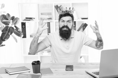 Üst düzey yönetici merkez ofisi. Patron zaferin tadını çıkarıyor. Merkez ofis ve ceo konsepti. İcra Kurulu Başkanı. Kararname çıkarma. Ofis benim krallığım. Ofisin kralı. Adam sakallı işadamı altın taç giymek