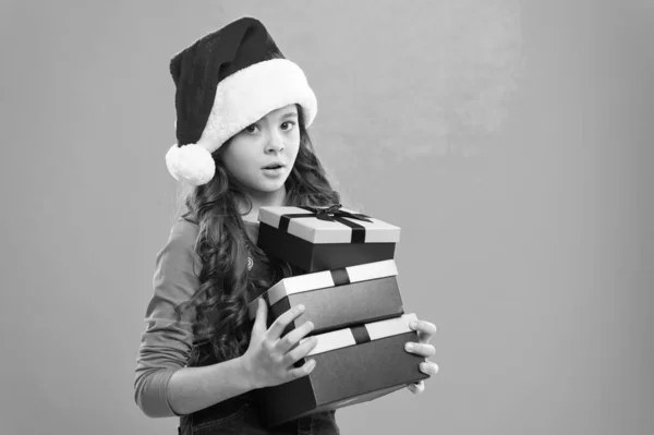 Christmas shopping. Little girl child in santa hat. Present for Xmas. Childhood. New year party. Santa claus kid. Happy winter holidays. Small serious girl. Celebrating New Year — Stock Photo, Image