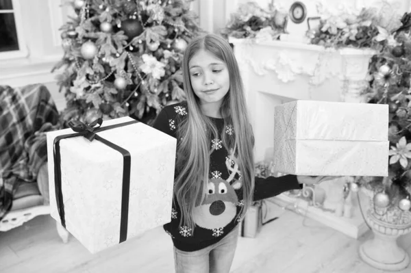 Deseando un feliz Año Nuevo. Feliz año nuevo. El invierno. Árbol de Navidad y regalos. compras en línea de Navidad. Vacaciones familiares. La mañana antes de Navidad. Niña triste. Niño disfrutar de las vacaciones — Foto de Stock