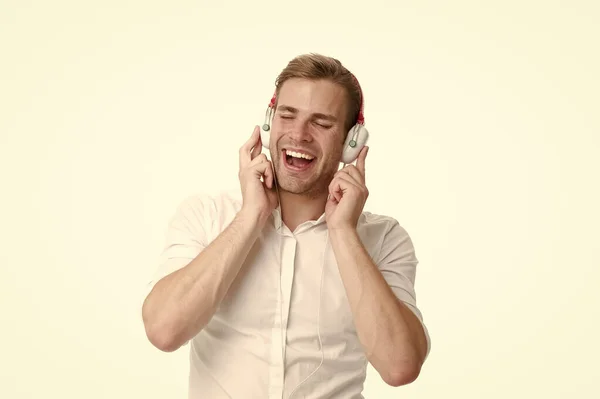 Abonnement mensuel de musique. Homme écoutant la chanson préférée dans les écouteurs et le chant. Le type avec des écouteurs écoute de la musique. Homme visage satisfait profiter écouteurs de musique écoute. gadget de musique moderne — Photo