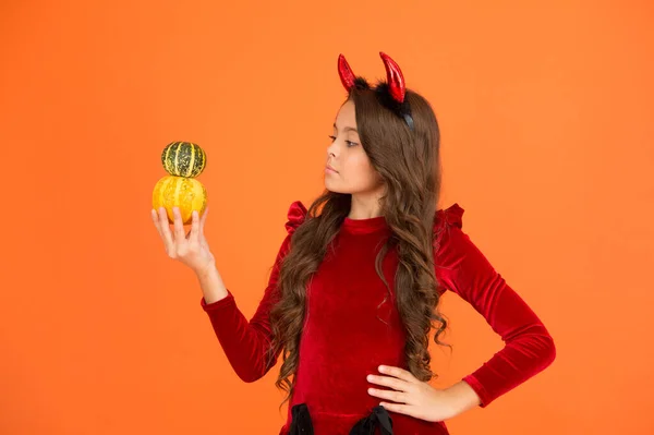 Vacances d'automne. Citrouilles attribut traditionnel des vacances d'automne. Joyeuses fêtes. Enfant mignon célébrer Halloween. Je m'amuse. Petite fille imp jouer avec des citrouilles. Décorations pour les vacances. Epicerie — Photo