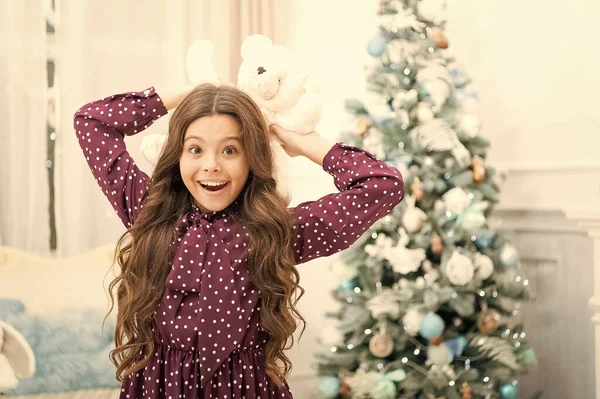 Entrega presentes de Natal. Menina bonito com presente de Natal. Feliz Ano Novo. menina feliz comemorar férias de inverno. Hora do Natal. Comemorando o Natal juntos. felicidade — Fotografia de Stock