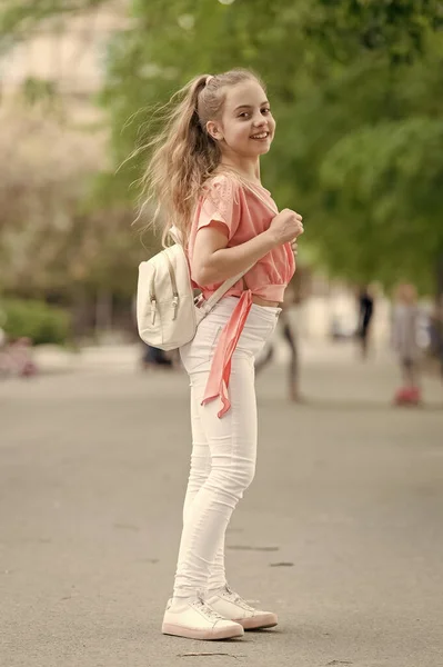 Plná energie. Dívka bezstarostné dítě. Dlouhé vlasy mají rády chůzi. Letní prázdniny. Malé dítě si užívá procházky. Zdraví, dobrá nálada a pozitivní energie. Energické dítě. Šetřete energií na dlouhou procházku — Stock fotografie