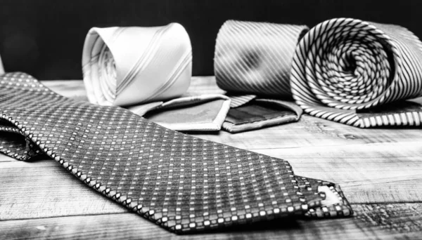 Corbata perfecta de cerca. Concepto de compras. Servicio de estilista personal. Consejo de estilista. Corbata a juego con traje. Escoge la corbata. Corbata de color azul diferente. Ropa de hombre y accesorios — Foto de Stock