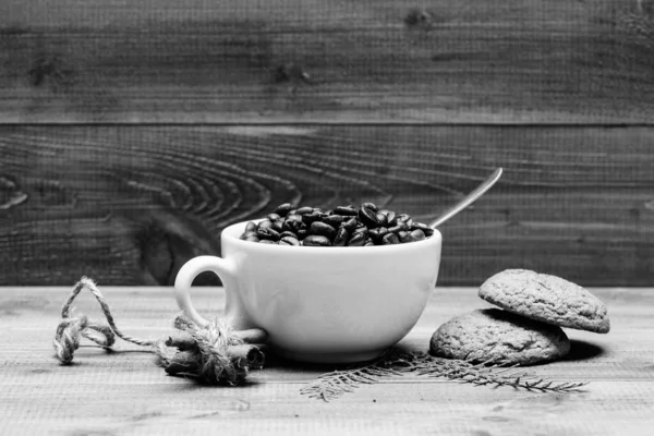 컵 풀 커피 브라운 볶은 콩 블루 나무 배경입니다. 카페인 개념. 카페 음료 메뉴. 아라비카 로부스타 커피 다양한. 영감과 에너지 충전을 위한 음료. 신선한 볶은 커피 콩 — 스톡 사진