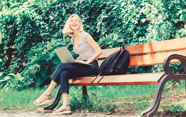 Mundo digital. mujer feliz trabajo en el ordenador portátil. comunicación empresarial. pausa para café en el almuerzo de negocios. mujer de negocios moderna trabajo al aire libre. negocios ágiles. Mujer bonita — Foto de Stock