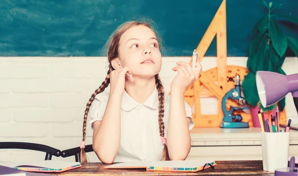 In de toekomst te versnellen. Hometask concept. Terug naar school op eerste van september. Meisje schattig kind zitten school klas schoolbord achtergrond. Verslaafd aan leren. Kleine Kid studie school. Kennisdag — Stockfoto