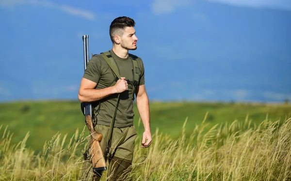 Homem observando fundo da natureza. Hunter segura na espingarda. Ambiente natural. Hunter passa a caça ao lazer. Equipamento de caça. Um tipo bonito e caçador com arma. Passatempo masculino brutal. Medidas de segurança — Fotografia de Stock