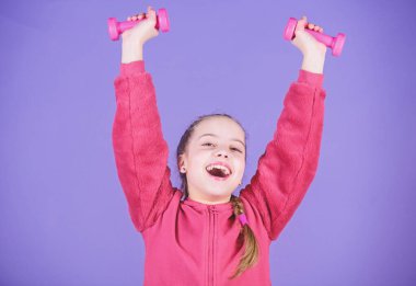 Spor başarısı. küçük kız egzersiz dumbbell tutun. kaslar için ağırlık kaldırma. Çocukluk aktivitesi. Enerji sağlığı için fitness diyeti. Barbell ile mutlu çocuk sporcu. başarı hissediyorum. sporda başarı