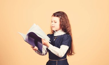 bilgi.bilgi ve eğitim arıyor. Okula geri dön. ev işi. ciddi küçük kız öğretmen olmak istiyor. kağıt klasörü ile küçük kız. günlük notları için not defteri. çalışma dersi