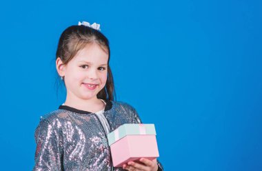 Tüm gözler üzerinde. Özel her gün olur. Hediye kutusu mavi arka planlı kız. Kara Cuma. Alışveriş günü. Sevimli çocuk hediye kutusu taşır. Sürpriz hediye kutusu. Doğum günü dilek listesi. Mutluluk dünyası